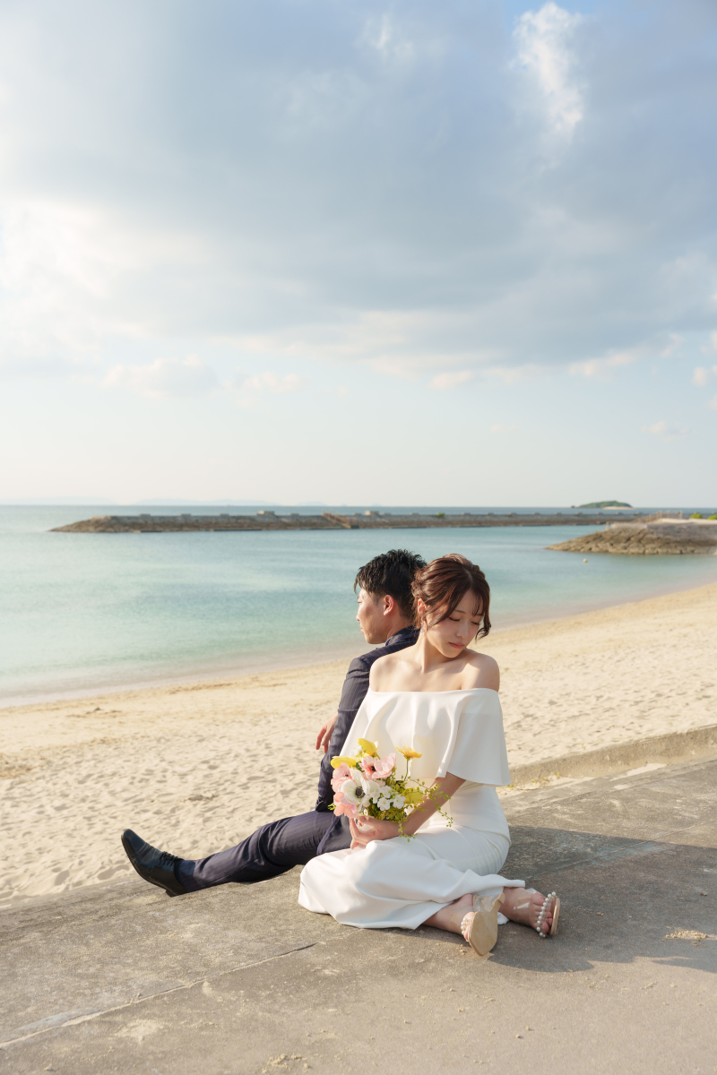 夕陽ビーチで余韻たっぷり♡背中合わせから始まる大人ウェディングフォトストーリー♡