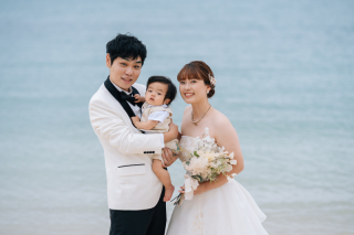 子守アテンド付きで安心！澄み渡る沖縄の海で1歳のお子様と一緒にファミリーフォト。