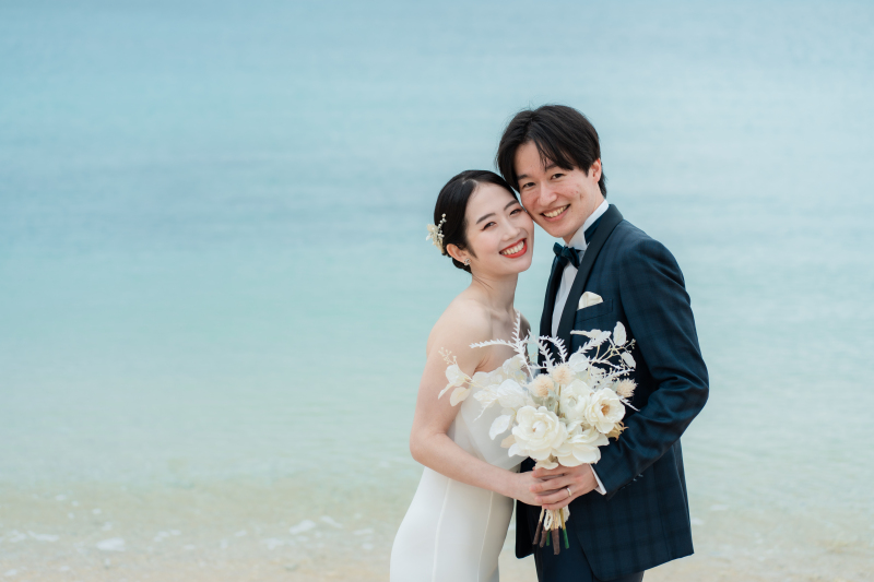 2月撮影のお客様フォト♩スタジオの鮮やかな色彩から、ビーチへ。笑顔あふれる撮影に