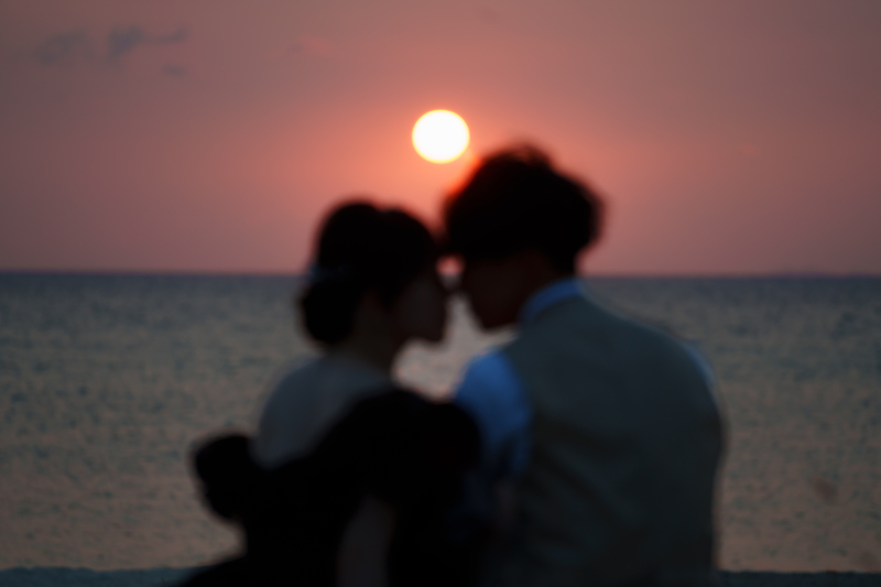 沖縄の海と夕陽に包まれるロマンチックなサンセット♡その日しか見れない特別な体験