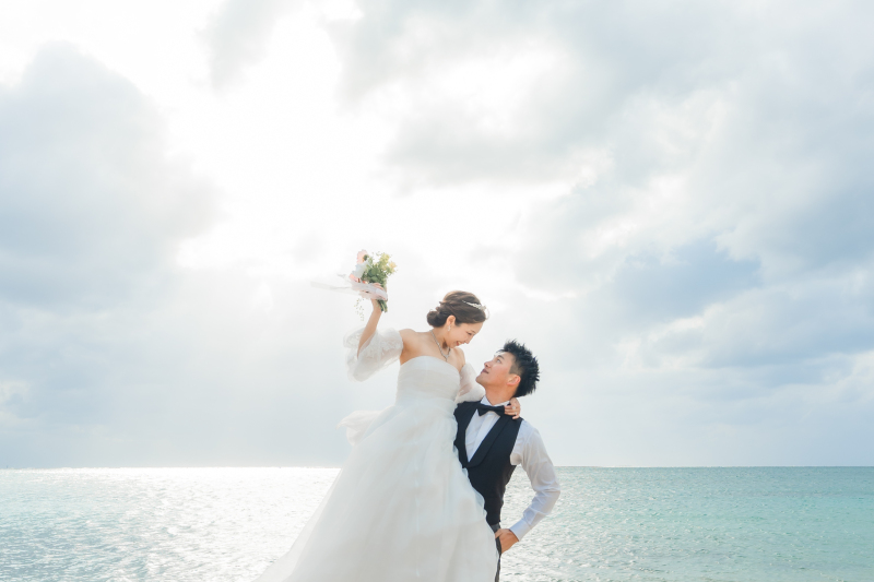 ブルードレスと2パターンの白ドレス♡沖縄の海で叶える特別なフォトウェディング