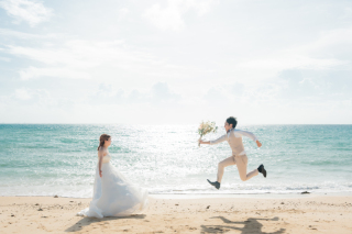 ビーチでウエディングフォト♪