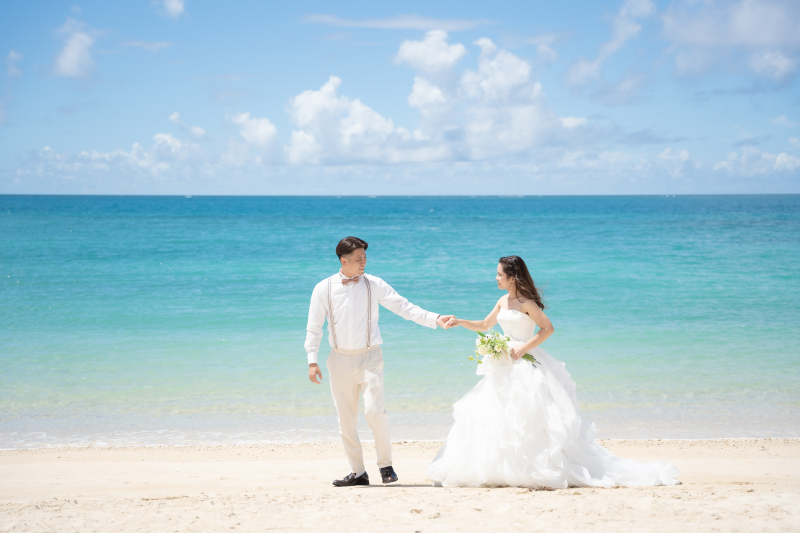 青い海に導かれ笑顔が重なる沖縄ビーチ結婚写真物語はじまりの日を刻む大切な記念写真