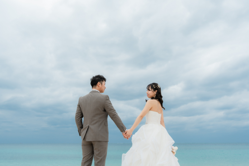 沖縄のに包まれた特別な一日♡大人っぽさと可愛らしさが詰まったウェディングフォト