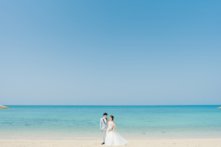 真っ白なドレスを見にまとって