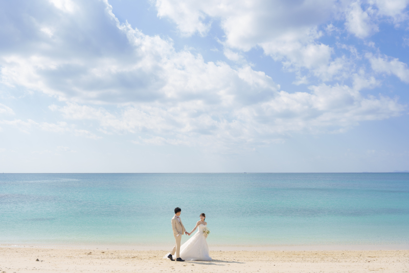 青いビーチと洗練されたスタジオ撮影でお二人の幸せを欲張りに叶える贅沢な一日を共に