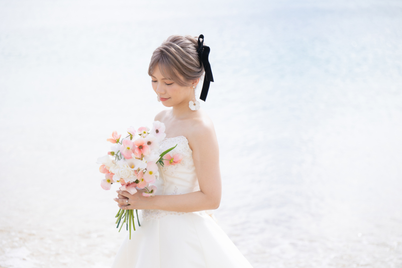 真っ白なドレスを見にまとって