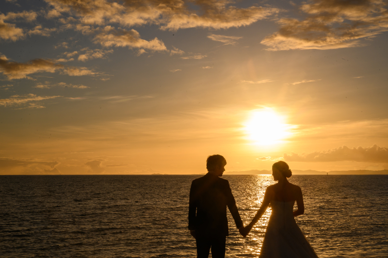 夕陽が包む感動のサンセットプロポーズ♡黄金色の海と空に誓うふたりだけの永遠の瞬間