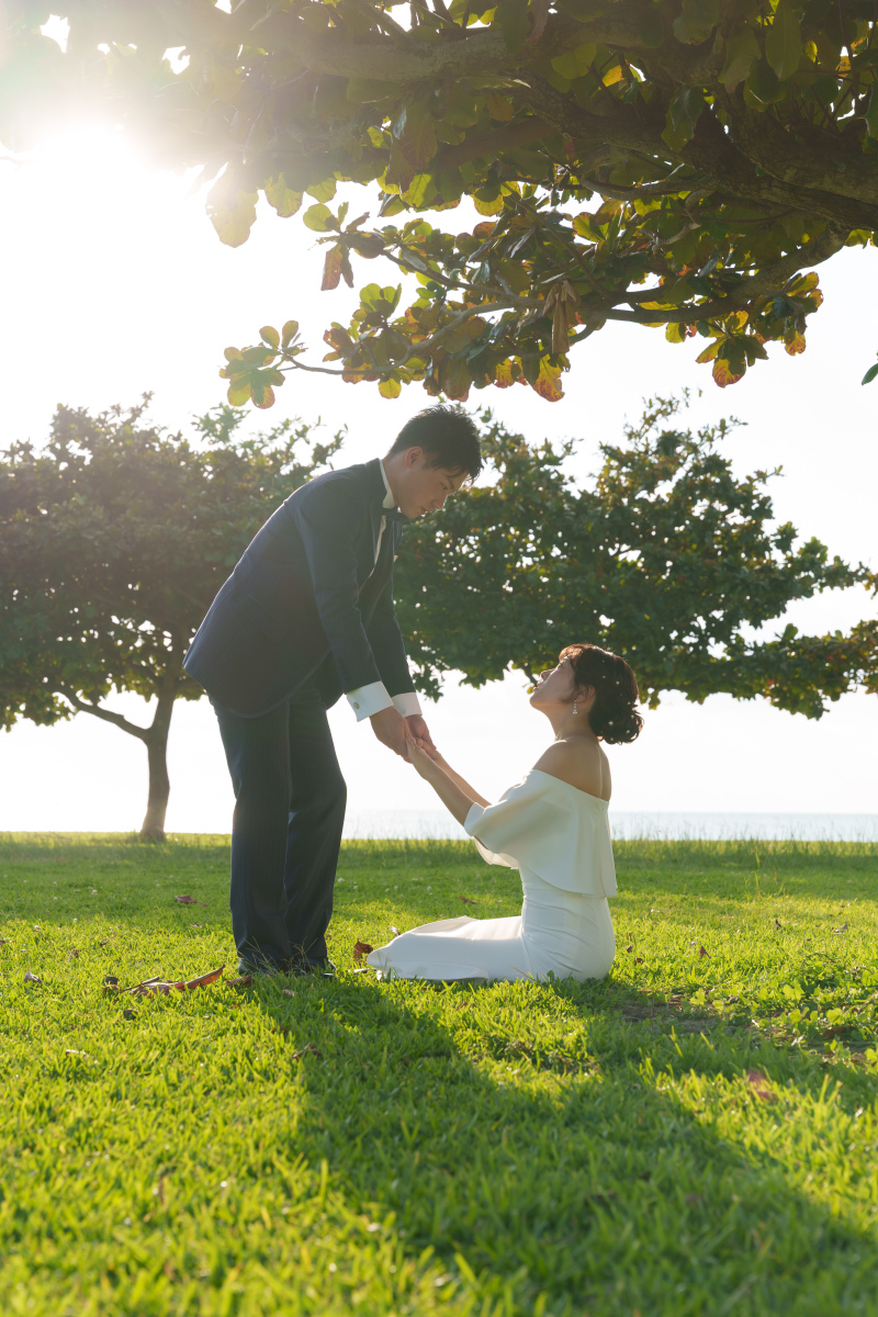 夕陽ビーチで余韻たっぷり♡背中合わせから始まる大人ウェディングフォトストーリー♡