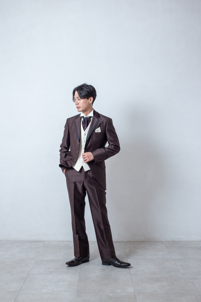 新郎タキシードの定番スタイル!迷ったときの参考にしたい色別の魅力