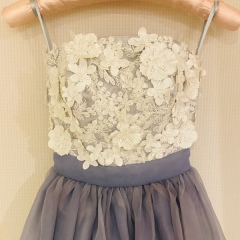 胸元デコレーションの可愛いドレス