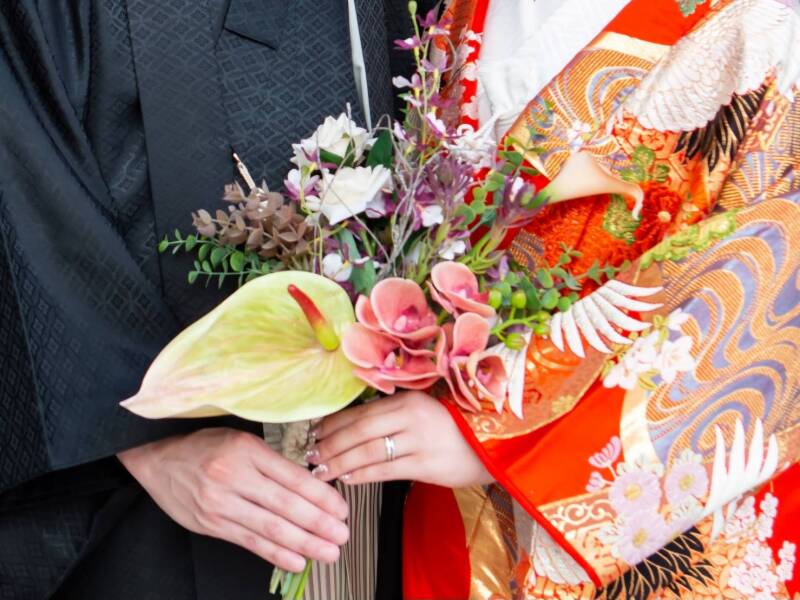 【MaiBRIDE】ウェディングフォトにブーケは必要？