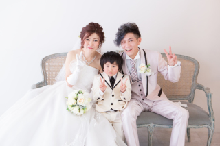 お二人のウェディングフォトにお子様もご一緒に・・・♡
