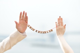 手元までこだわりたい!「ブライダルネイル」の基礎知識&参考にしたいデザイン集