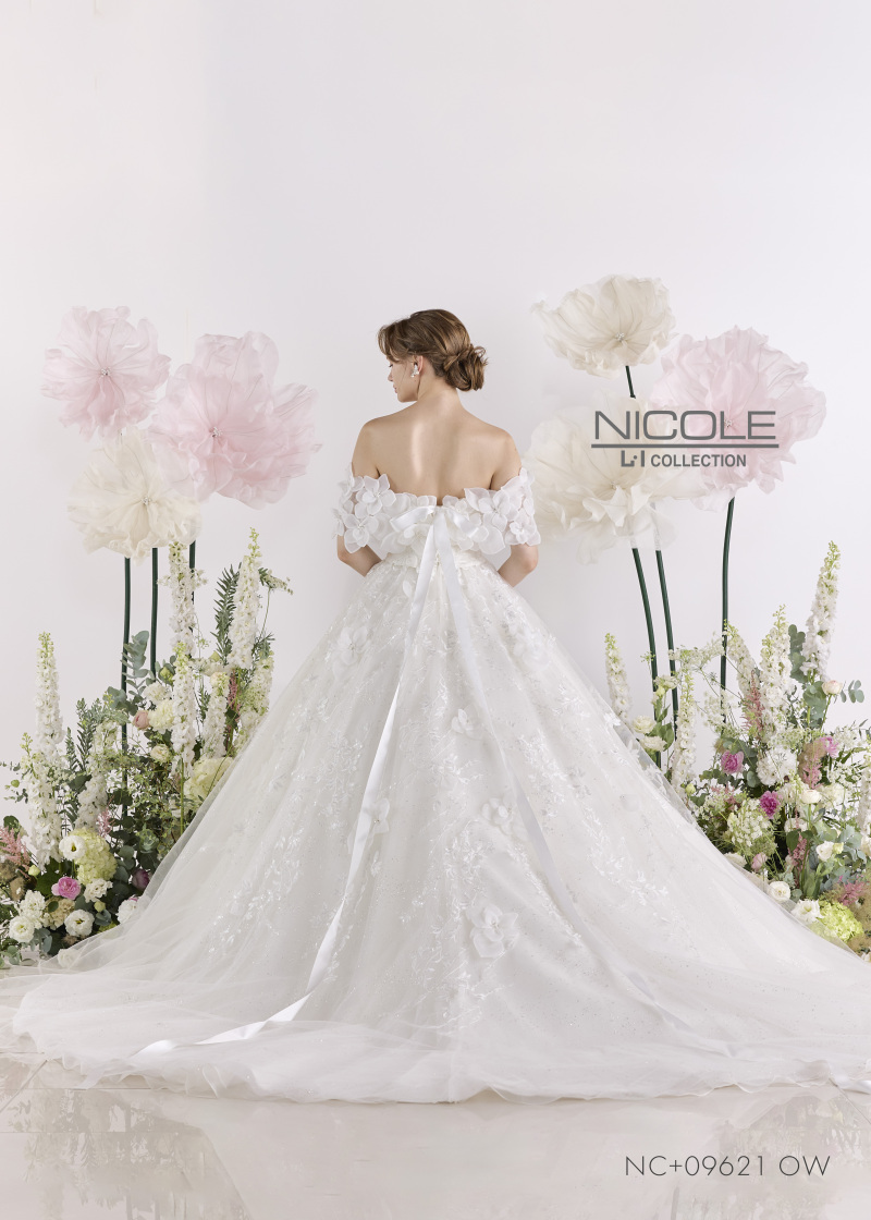 新作のウエディングドレスが入荷しました♡