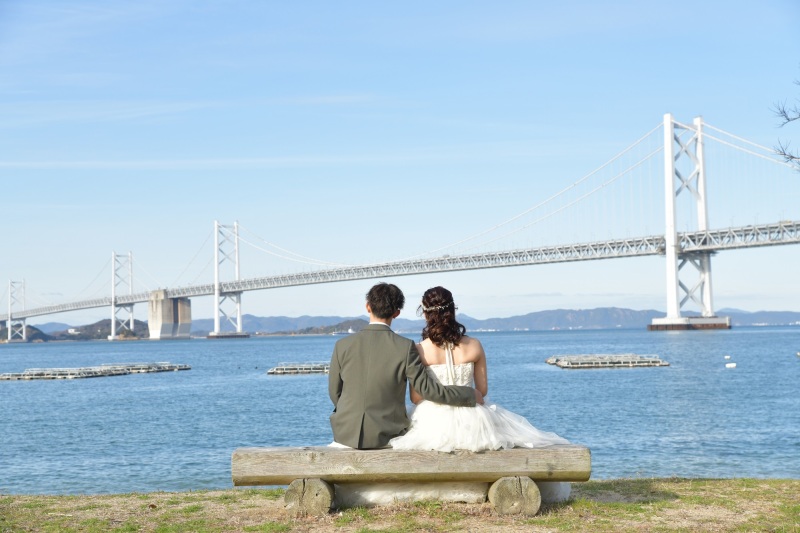 瀬戸内海の穏やかな海に浮かぶ小さな島