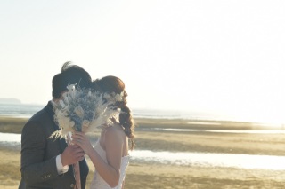 アイテムを使って顔隠しポーズ