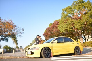 愛車と一緒にフォトウェディング