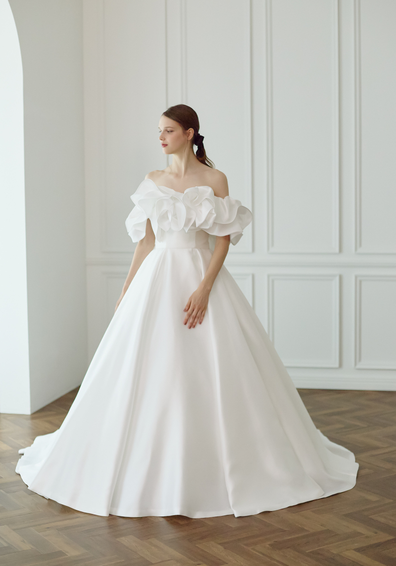 新作ウエディングドレス入荷しました♡
