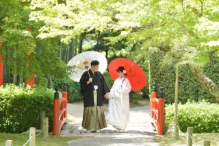 和装の定番アイテム〝番傘〟を使って…