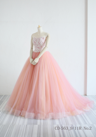 コーラルピンクの上品なドレスが入荷しました