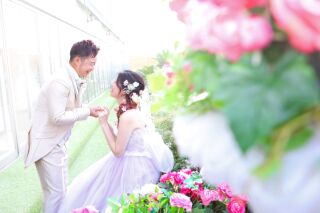 スタジオにあるガーデンテラスで外ショットも♡