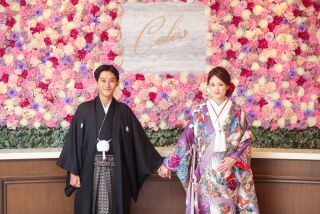 お花いっぱいのフラワーウォールで手繋ぎショット♪