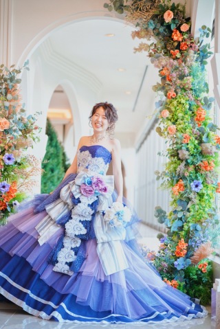 ふわっと広がるカラードレスが可愛い♡