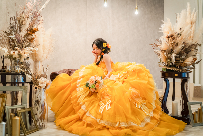 ふわっと広がるカラードレスが可愛い♡