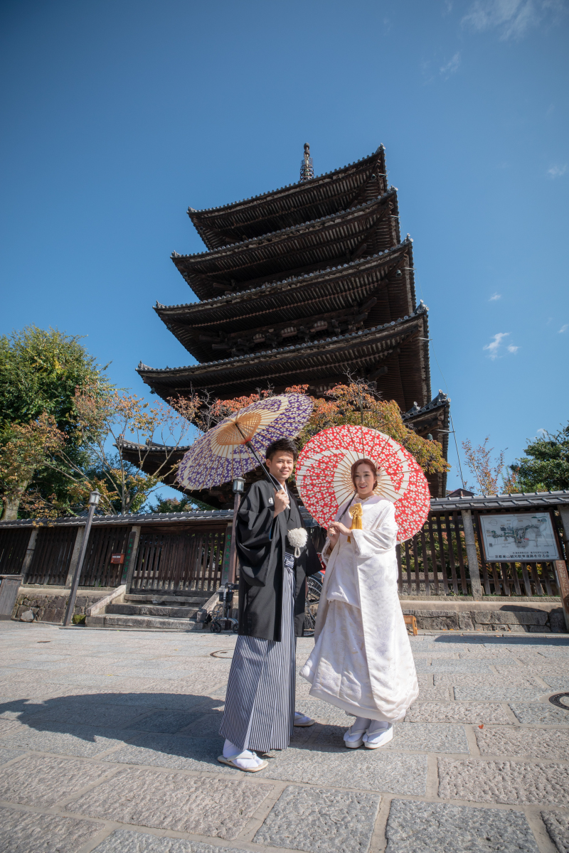 青空のもと 白無垢 八坂の塔周辺にて
