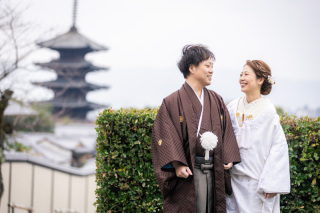 ウェディングフォト京都の八坂の塔での12月撮影の様子