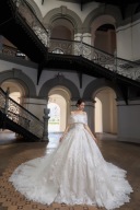 重厚感あるレースウエディングドレス入荷