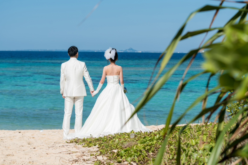 沖縄フォトウェディングは海だけじゃない グリーンフォトも人気です 公開日 17年6月7日 沖縄ウェディングオンライン 沖縄 県でフォトウェディング探すならphotorait