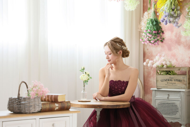 深みのレッドで魅せるオトナ花嫁スタイル