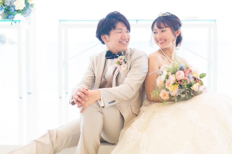 青空のもと、チャペル＆ビーチフォト