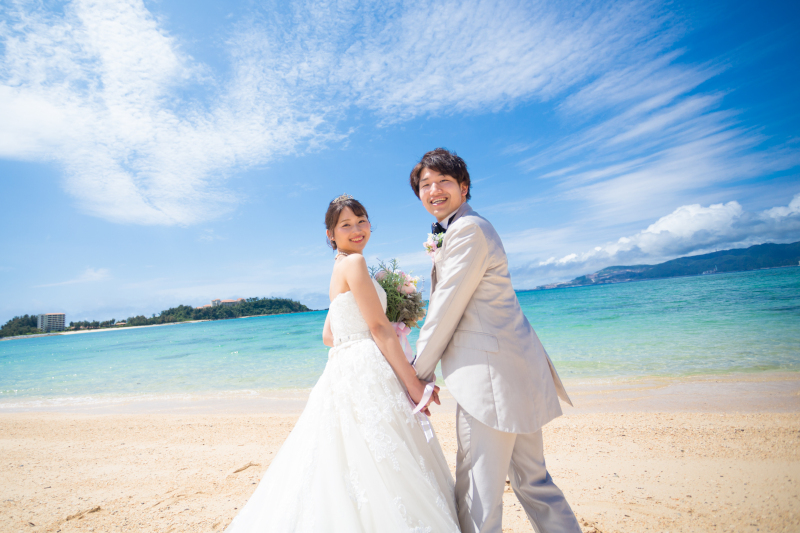 青空のもと、チャペル＆ビーチフォト