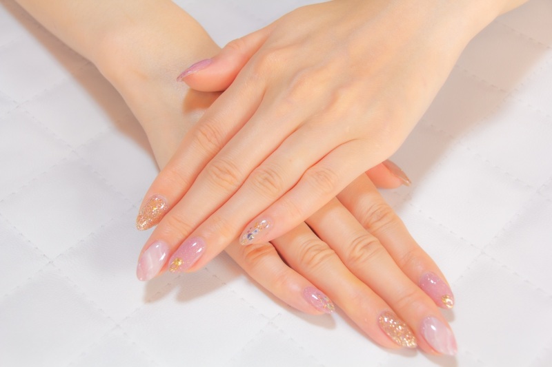手元を綺麗に見せることができるブライダルネイルをご紹介します