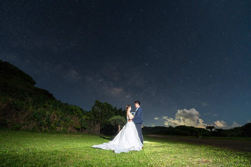 星空の下でフォトウェディング