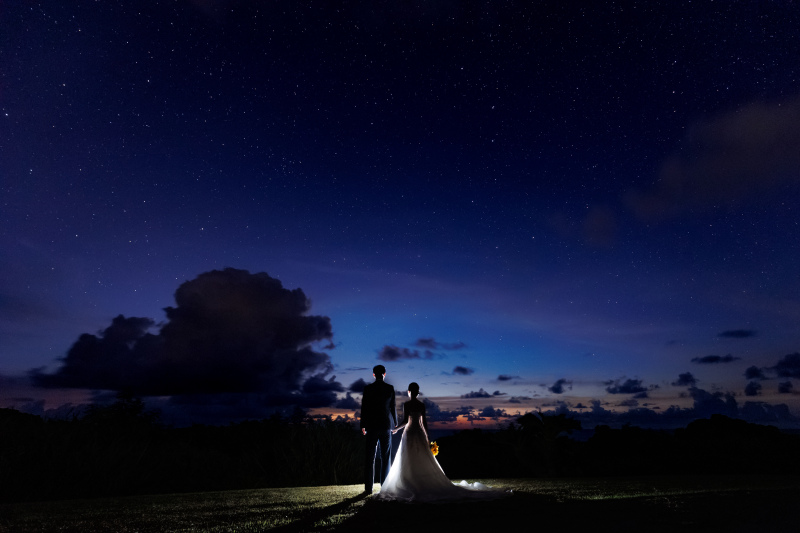 星空の下でフォトウェディング