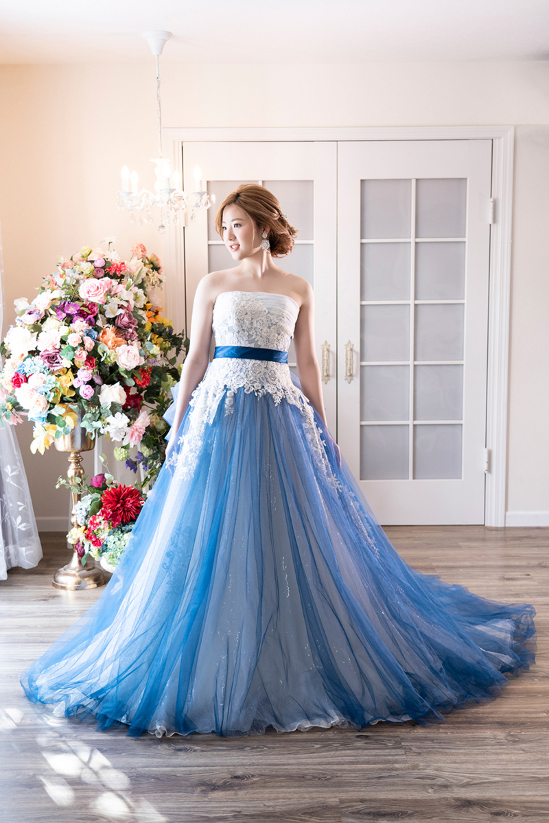 冬に着たい「ブルー系カラードレス」3選