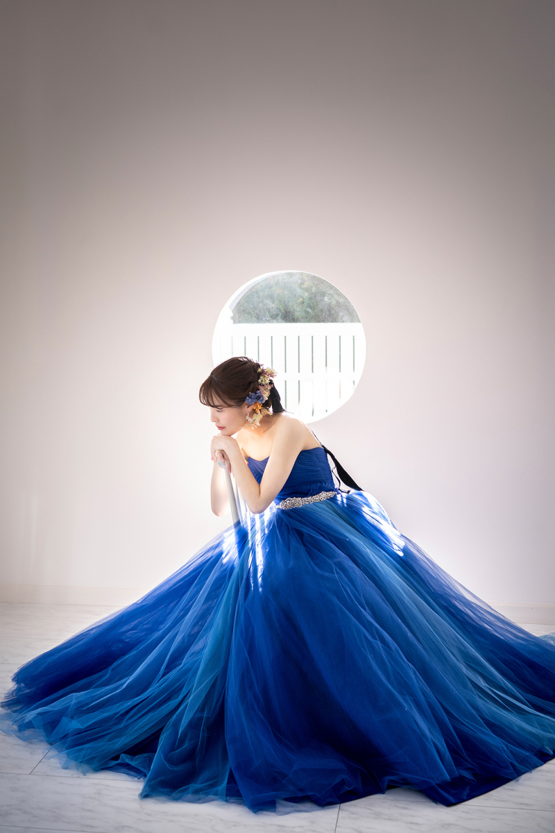 冬に着たい「ブルー系カラードレス」3選