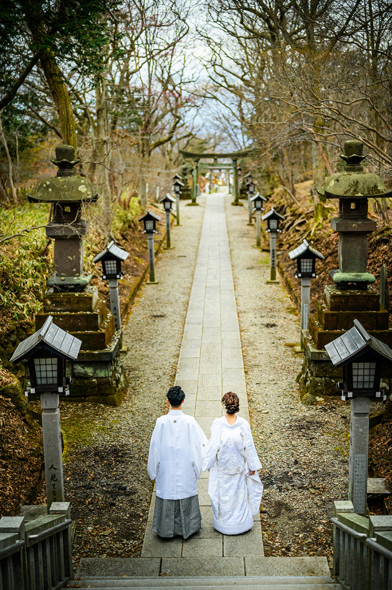 雪景色に包まれる幻想的な神社撮影