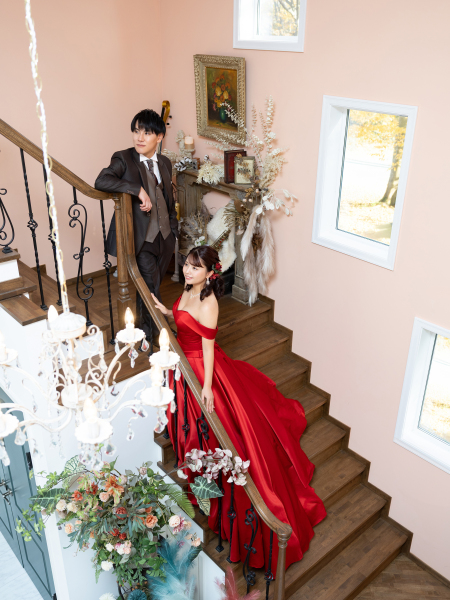冬の主役に！赤のサテンドレスで叶えるエレガントフォト