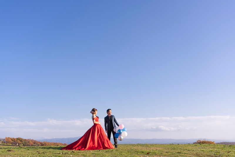 冬の主役に！赤のサテンドレスで叶えるエレガントフォト