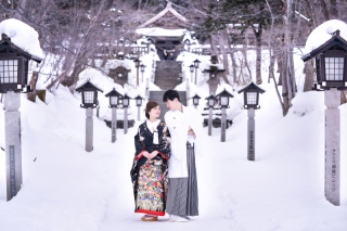 雪景色に包まれる幻想的な神社撮影