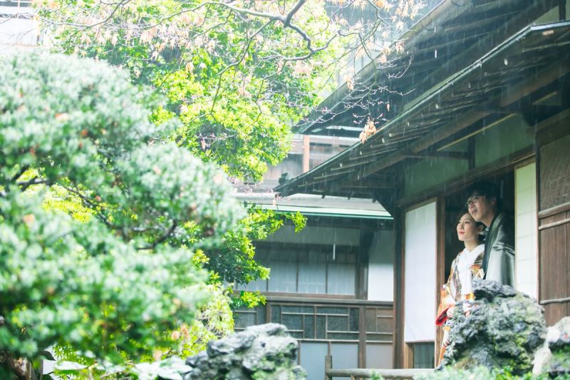 軒を叩くは雨の音