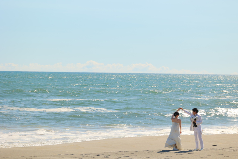 ロケーションが美しい☆海でのフォトウェディング　