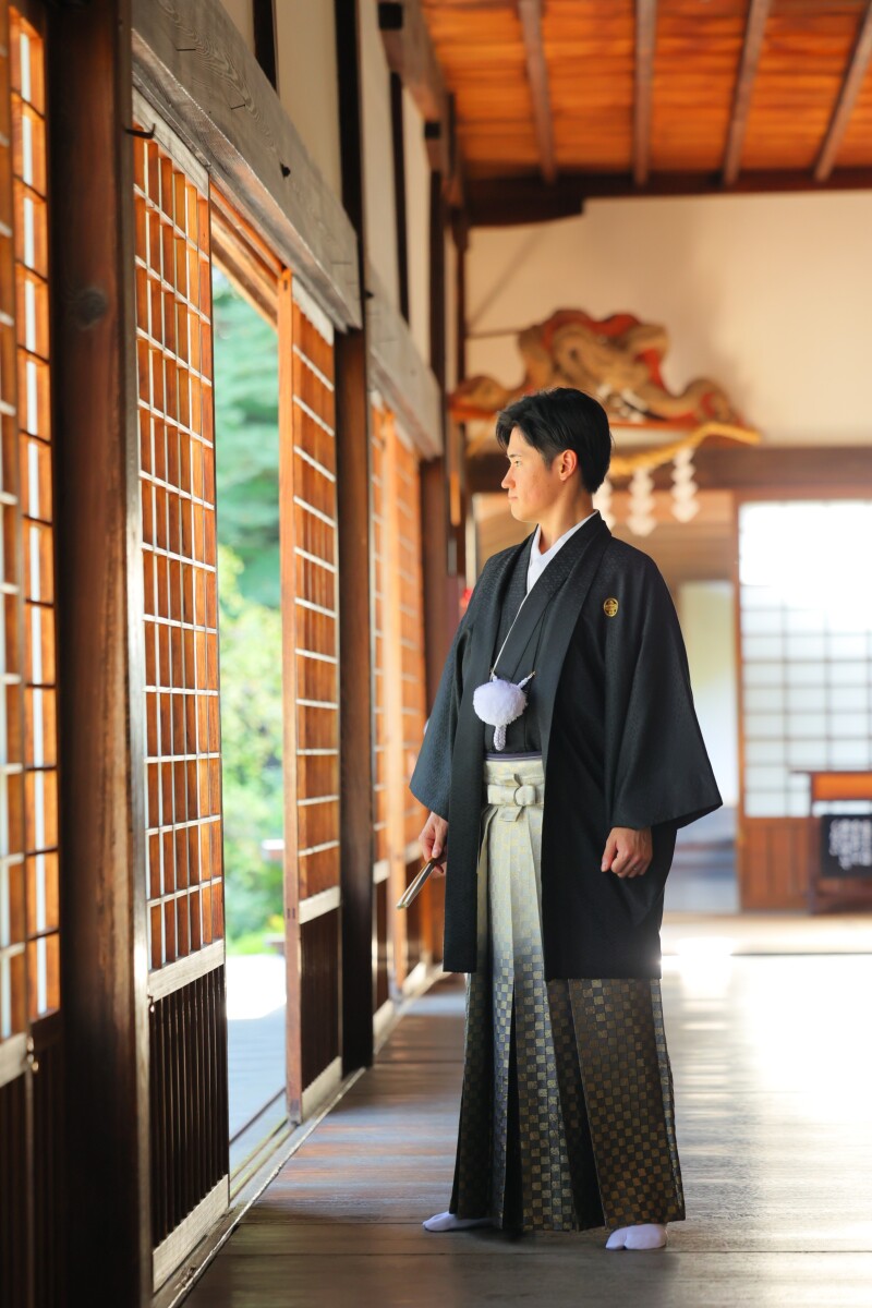袴姿がかっこいい！新郎様の和装ソロカット　