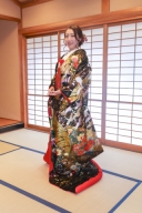 格式と豪華さを強調する黒引振袖☆彡