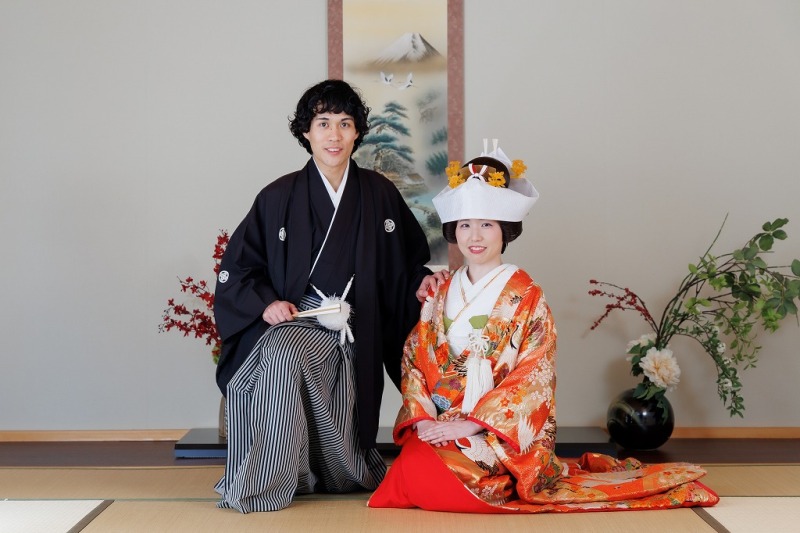 華やかな色打掛&times;綿帽子